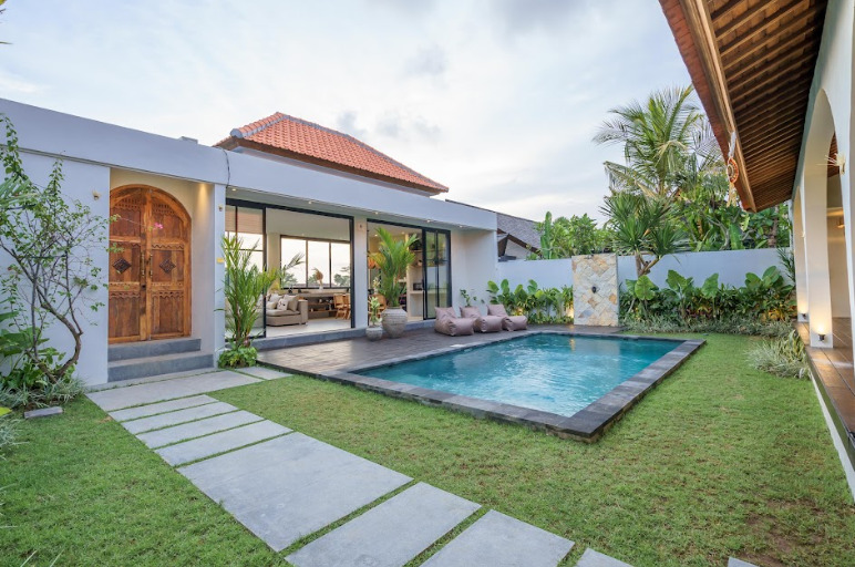 Monthly Canggu: 4 Bedrooms Tropical Villa For Your Family Stay