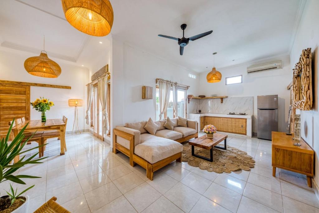 Homie Elegance: 6-Bedroom Leasehold Villa in Berawa